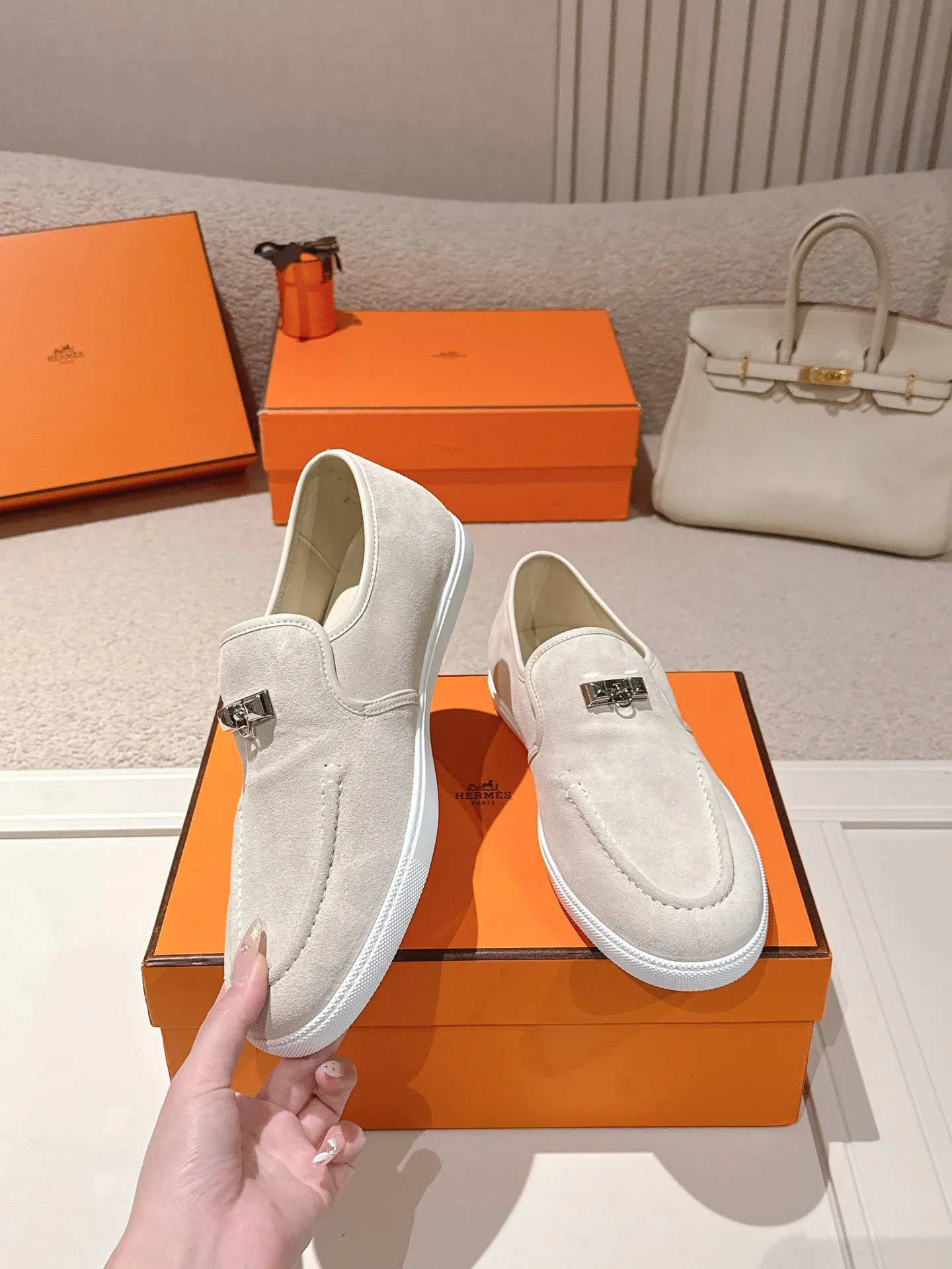 Men's Men's Shoes 600💰 Hermes# Couple Studded Loafers Calfskin and suede goatskin lace-up free sneakers with signature "H" detail. The design is simple and smooth, creating a fashionable urban look. It is comfortable and versatile. H family classics are not outdated, and the delivery counter is exquisitely packaged🛍📦 Fabric: Original customized imported first-layer cowhide/cow down Lining: Imported soft sheepskin Sole: Original open-molded anti-slip TPU material Size: 35-45